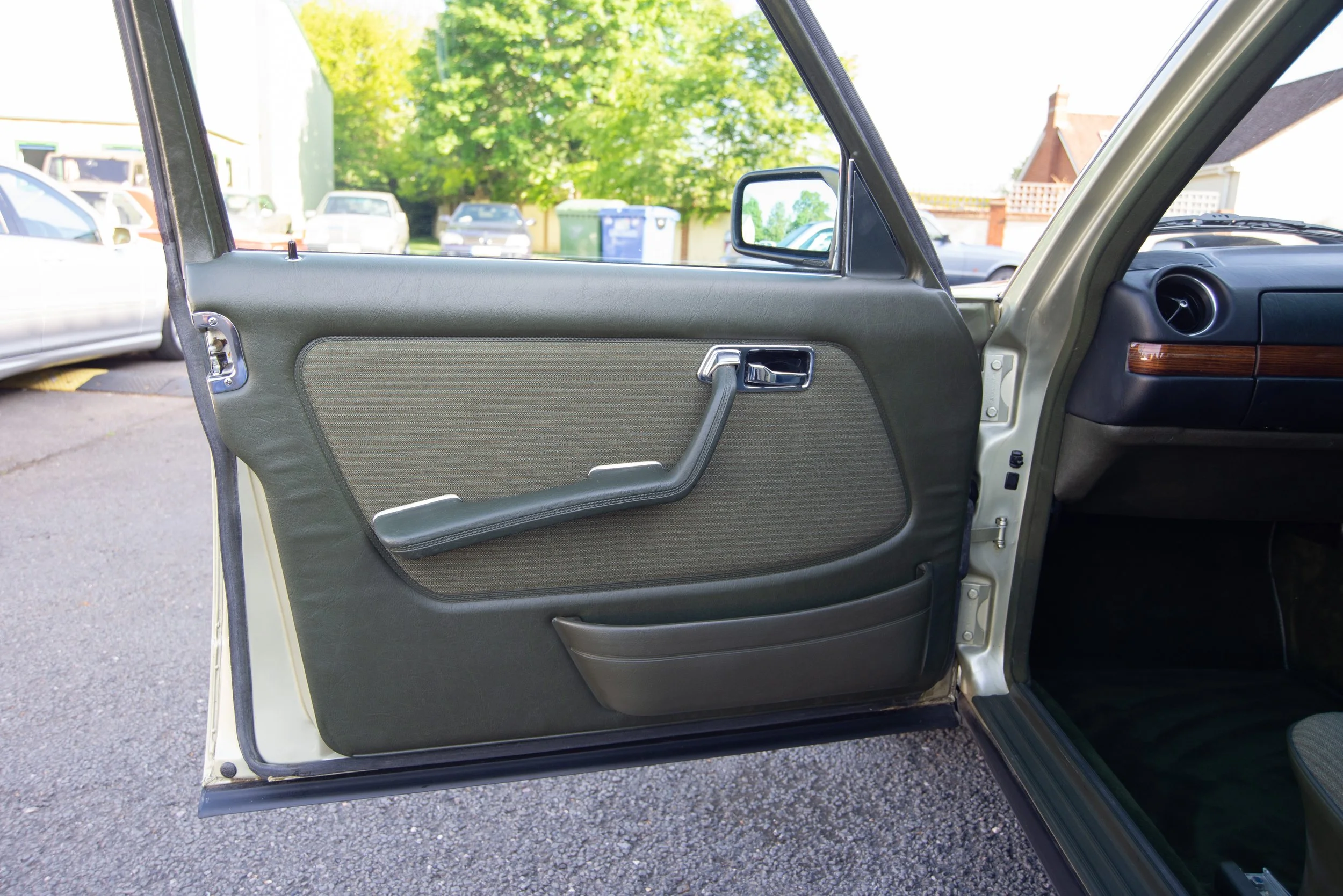 Mercedes 280E-10.jpg