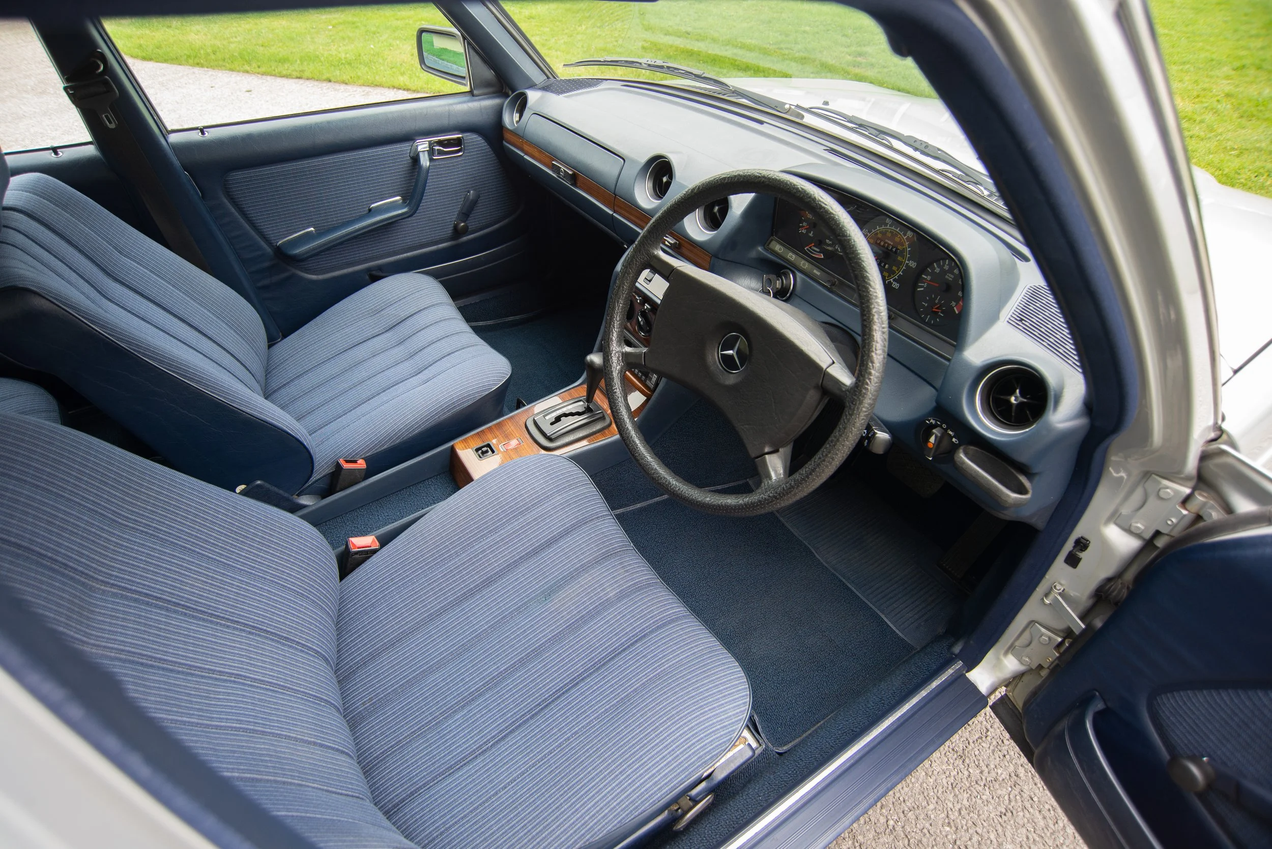 Mercedes 230E-6.jpg