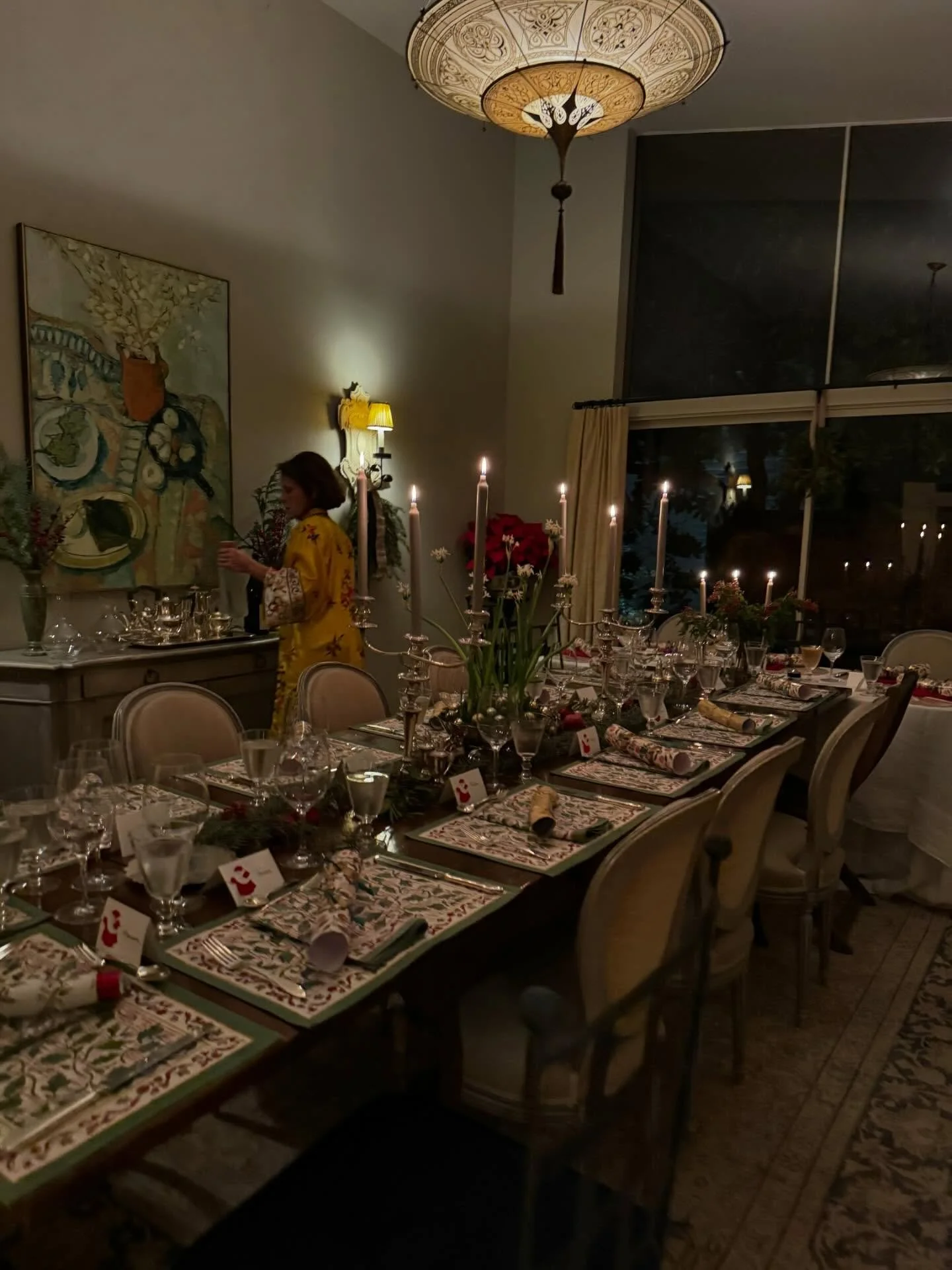 never let the length of your table limit the number of dinner guests! there&rsquo;s always room for more, and when it comes to friends and family &mdash; more is always more. Happy Holidays to all, xx Margaret + Emily ❤️
.
.
#christmasdecor #dinnerpa