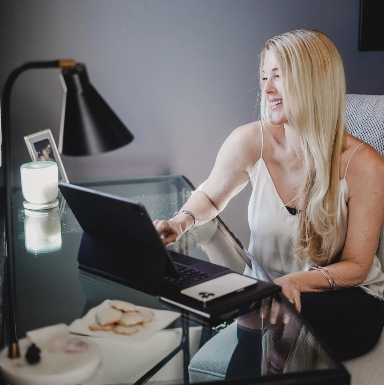 WENDY GLASS DESK ).jpg