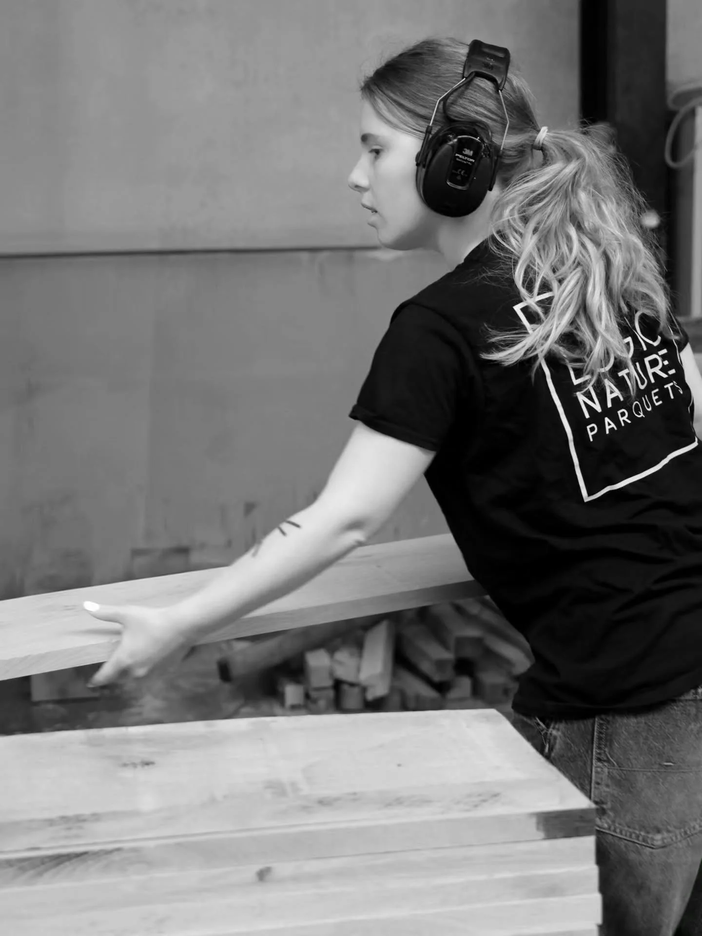 Logic Nature Parquets, ce n&rsquo;est pas juste une entreprise.
C&rsquo;est une raison de se lever le matin, c&rsquo;est notre petit bijou.
Bill et Coco pendant 25 ans, et maintenant moi, Faustine.
Logic Nature, c&rsquo;est un apprentissage permanent