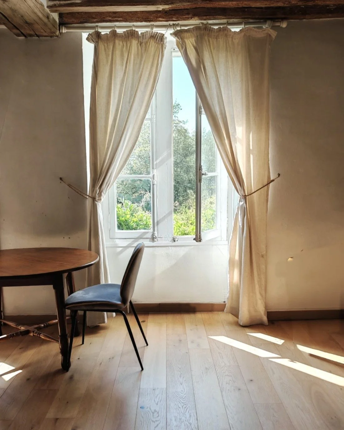 Rester coh&eacute;rent. C&rsquo;est essentiel.

Quand nos clients Bretons ont entam&eacute; la r&eacute;novation de cette maison aux magnifiques poutres en bois, choisir un rev&ecirc;tement de sol moins authentique aurait clairement d&eacute;not&eacu