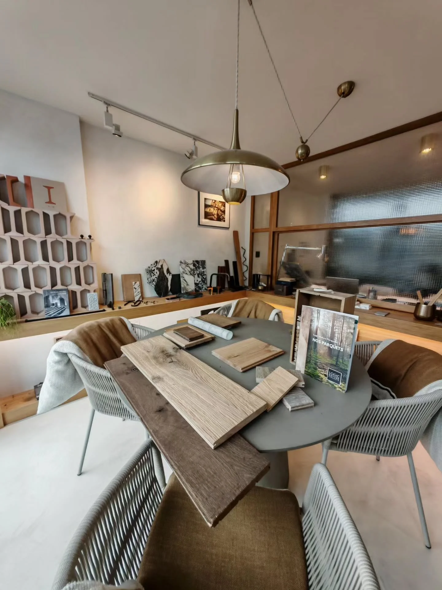 Et on termine ce petit voyage en Normandie par Deauville... ⛵

Merci @claire_fernagut_in pour cette superbe rencontre, quel plaisir d'&ecirc;tre expos&eacute; en vitrine. 

Merci &agrave; ces magnifiques personnes que j'ai pu croiser le long de mon c