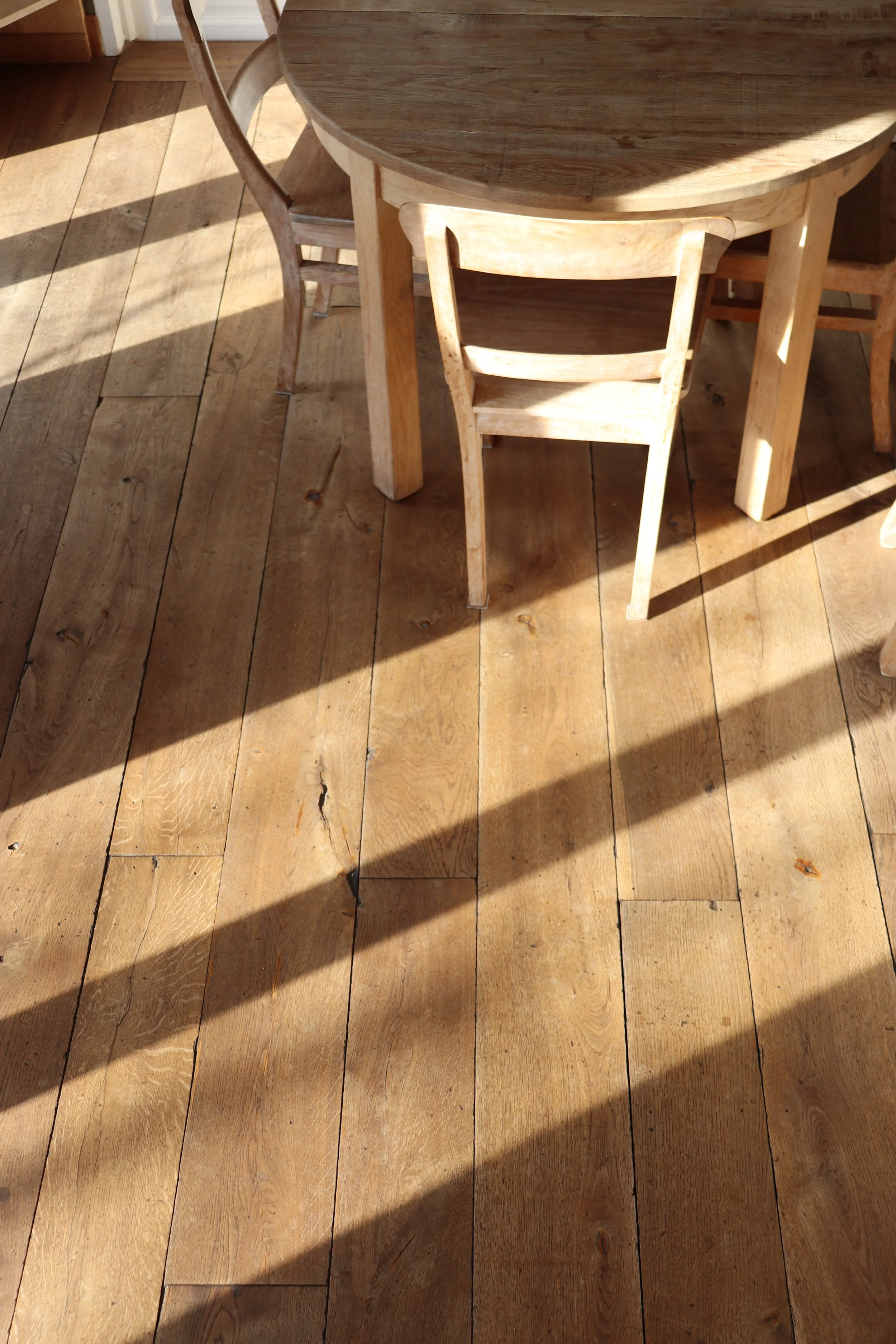 Un beau parquet en chêne naturel avec différentes largeurs. Effet vieilli et fumé. Chanfrein droit. Bois naturel et chêne français fabriqué par Logic Nature Parquets.