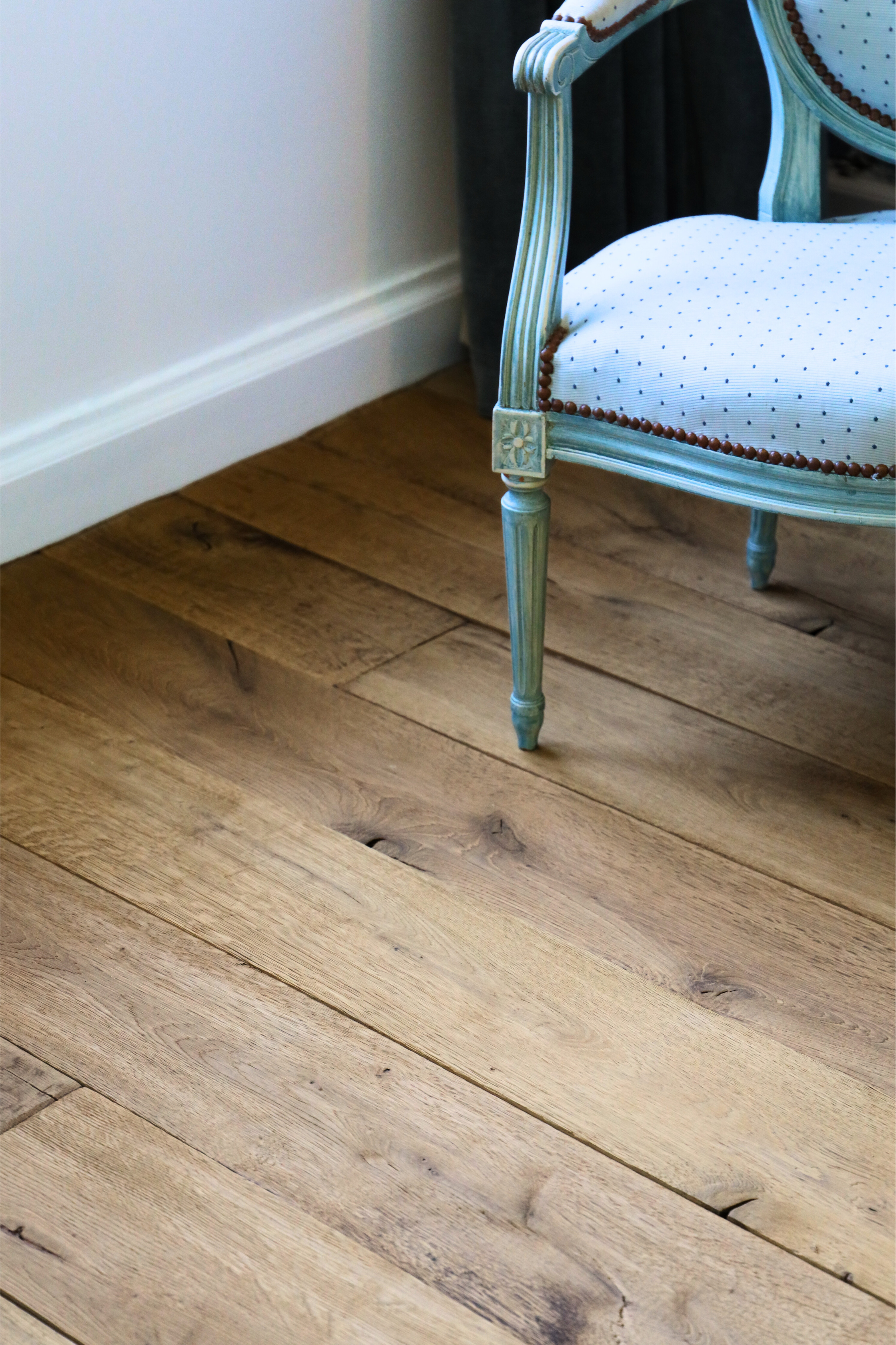 Le parquet Weisshorn sous une chaise style Louis 16. 