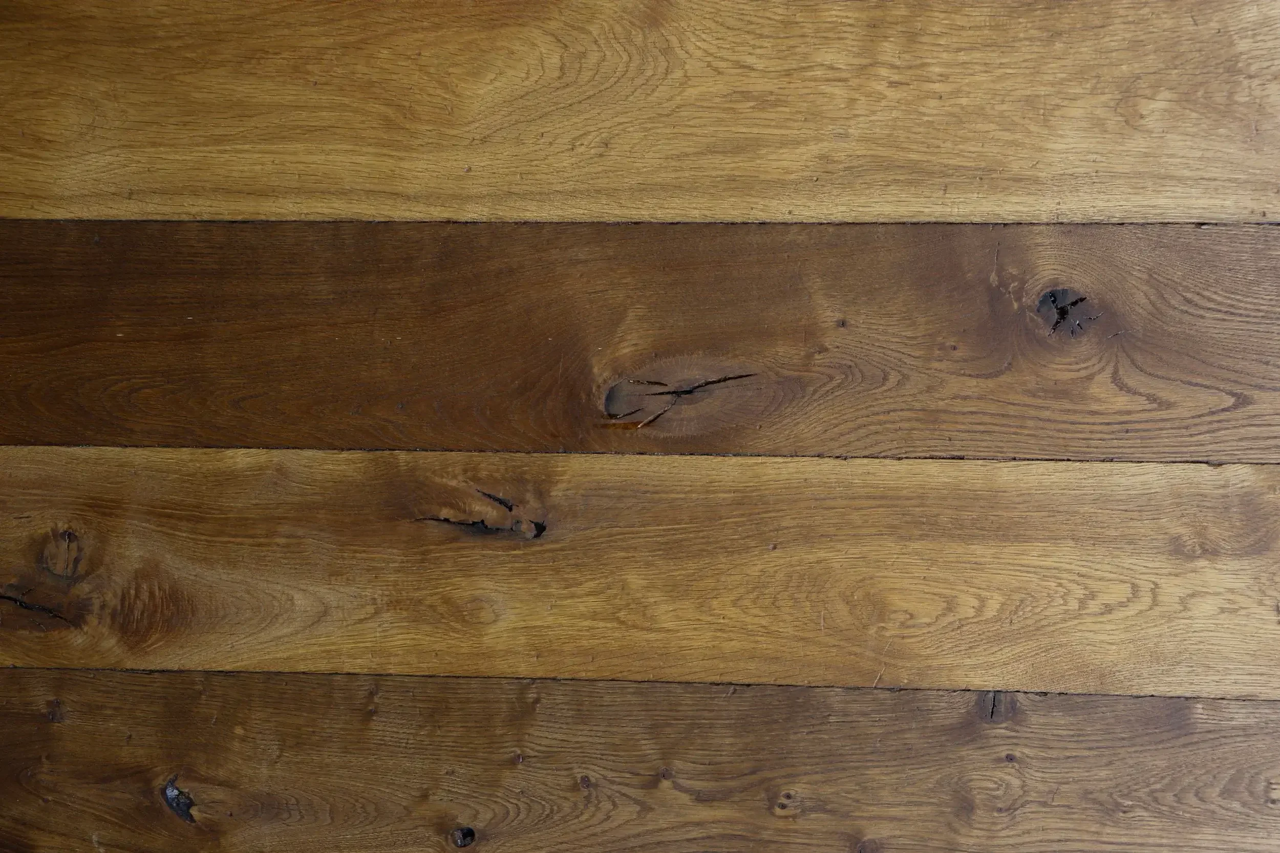 Planches de bois avec des nœuds et des fissures.