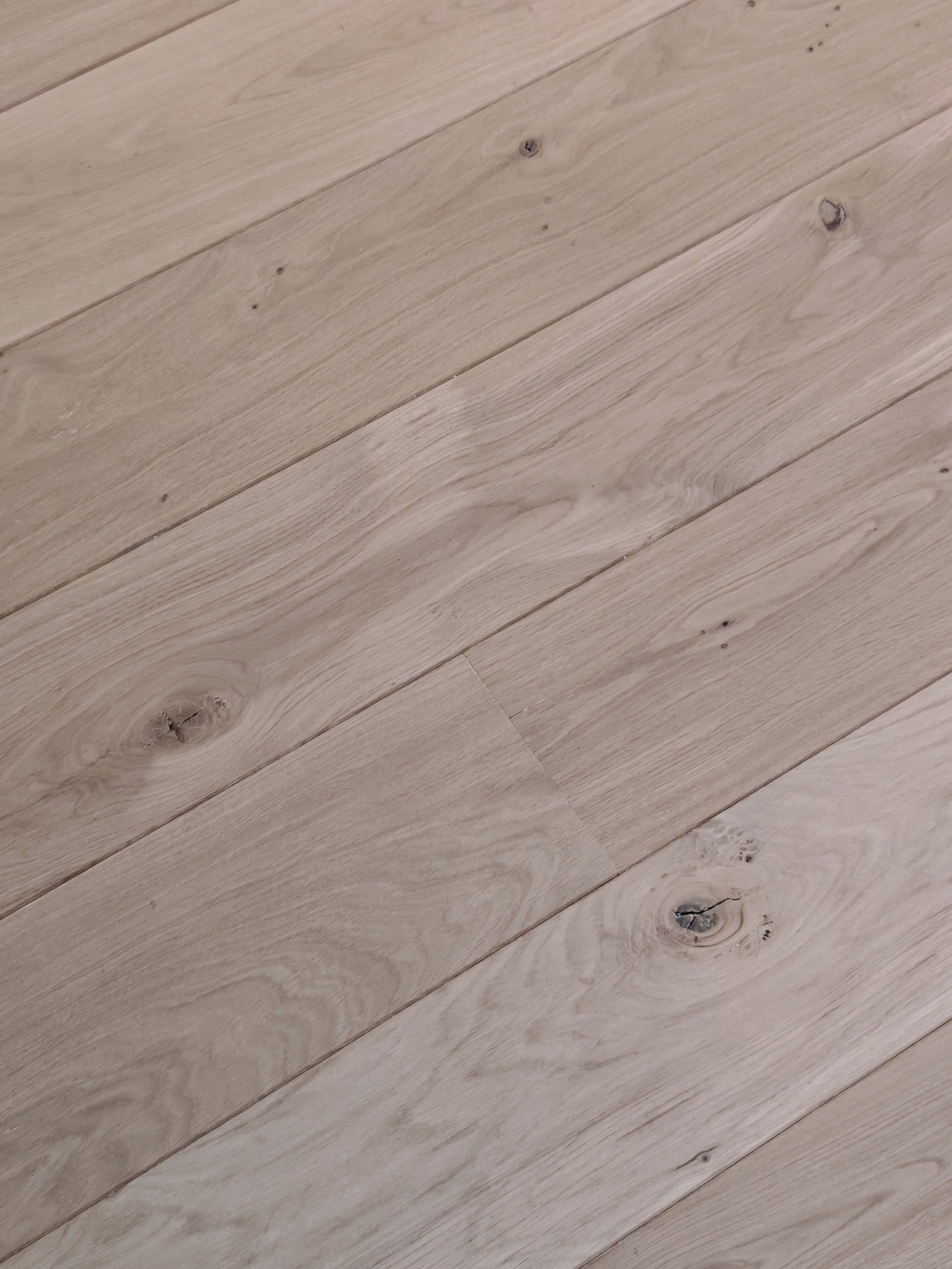 Un parquet Logic Nature Parquets en chêne massif clair. Adapté à toutes les pièces pour une rénovation ou une nouvelle construction.