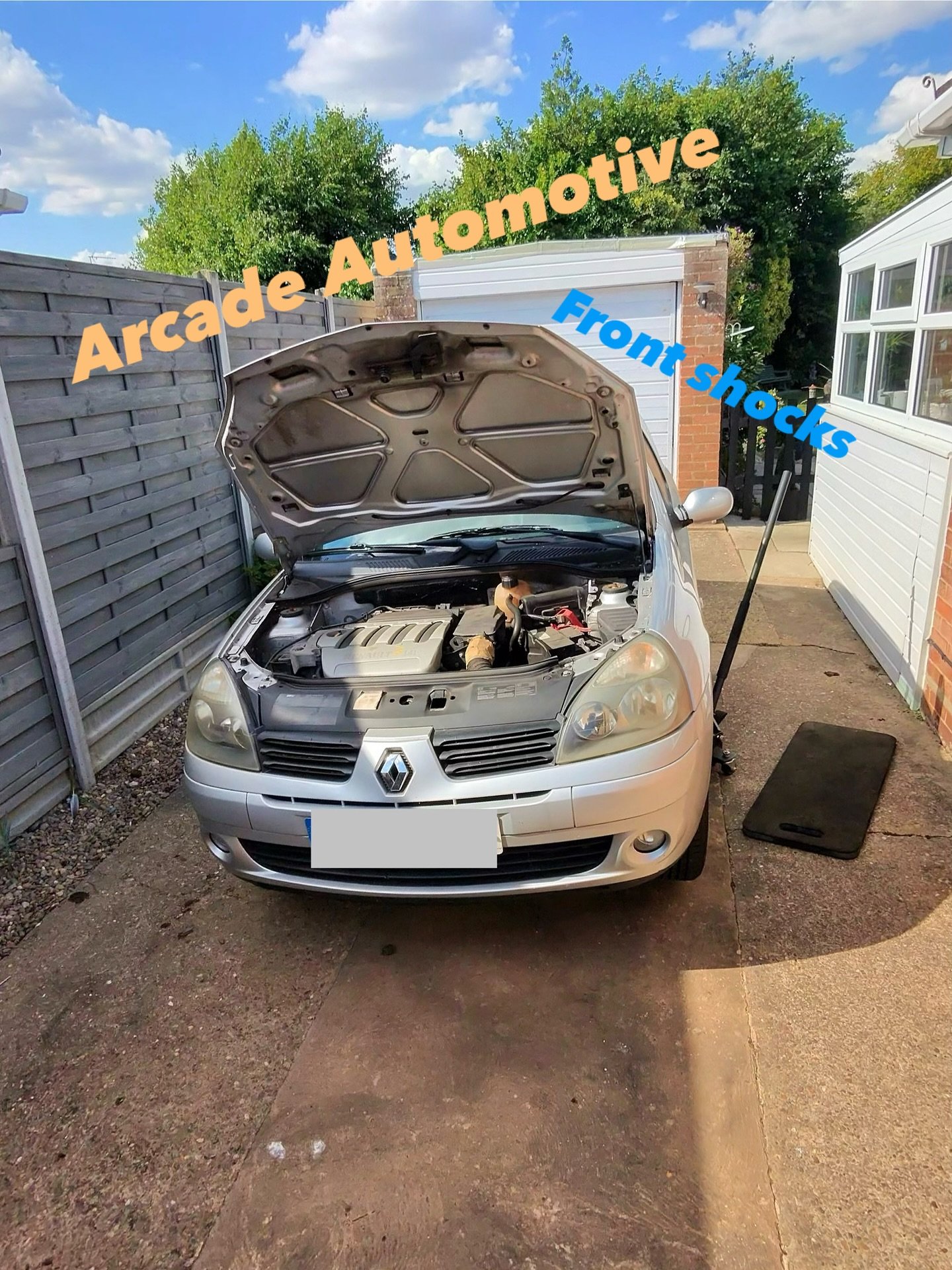 Front shock absorber replacement led to bit of a surprise, when the shock was separated from the leg 😧 but even worse so the second to last picture is a result in why wheel fixing requires torquing… This customer was advised to replace all wh