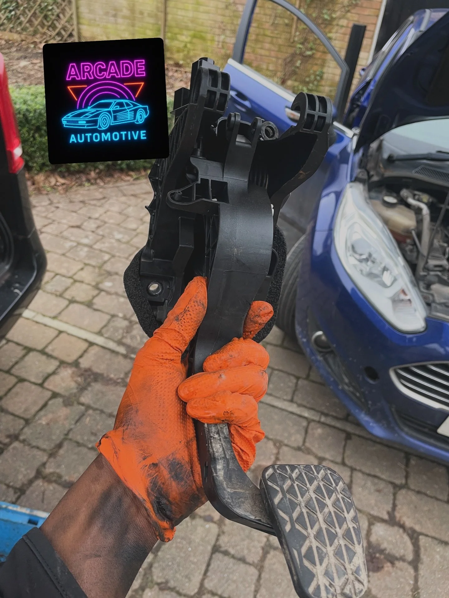 Here&rsquo;s a few jobs from last week! Was a wet one for most days, which didn&rsquo;t make things overly pleasant, but we made the most out of it 😎 and finished the week working on a beautiful Volvo P1800 😍 followed by an well deserved meal and c