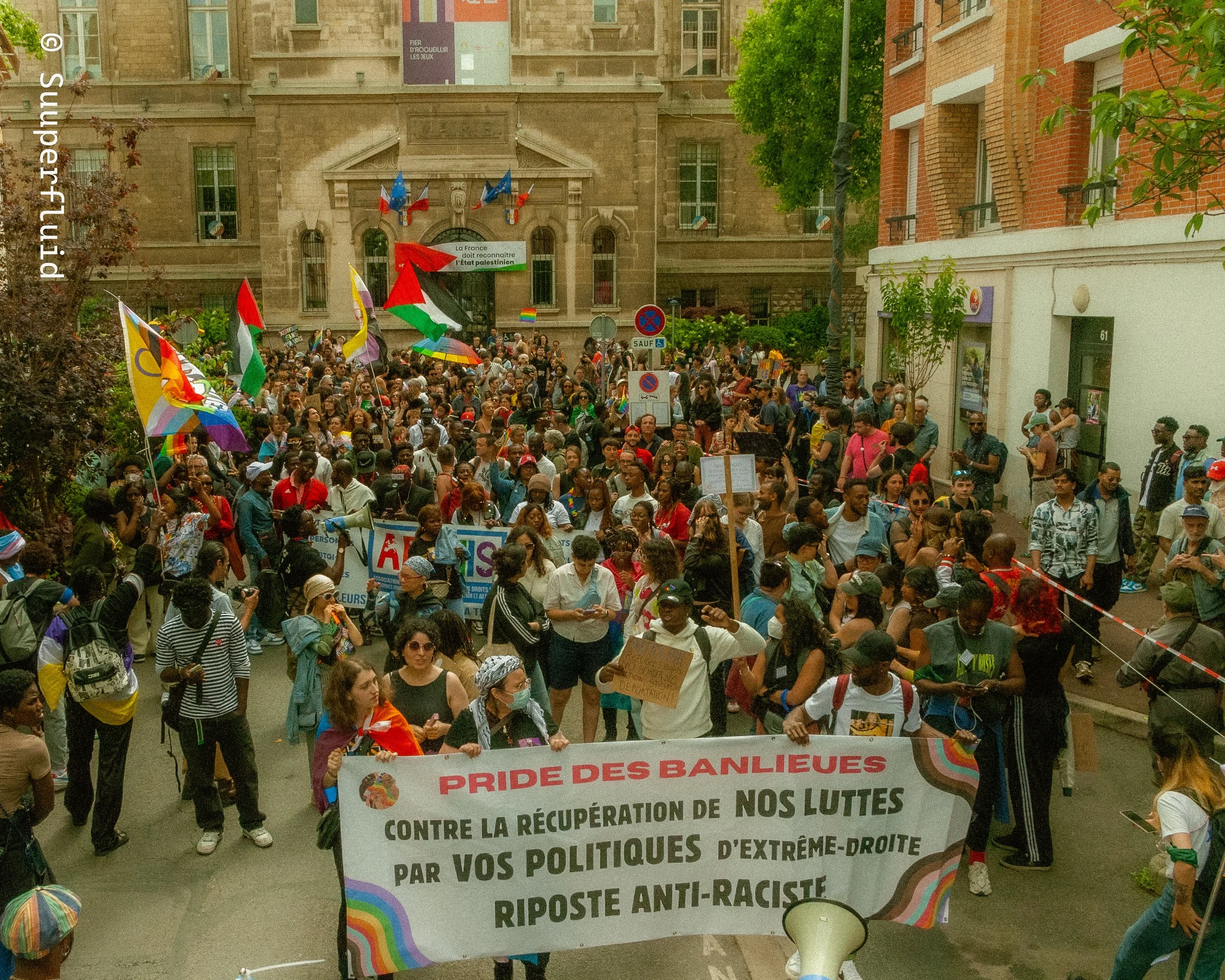 Visuel de la tête du cortège de la Pride des Banlieues 2024 à la Courneuve