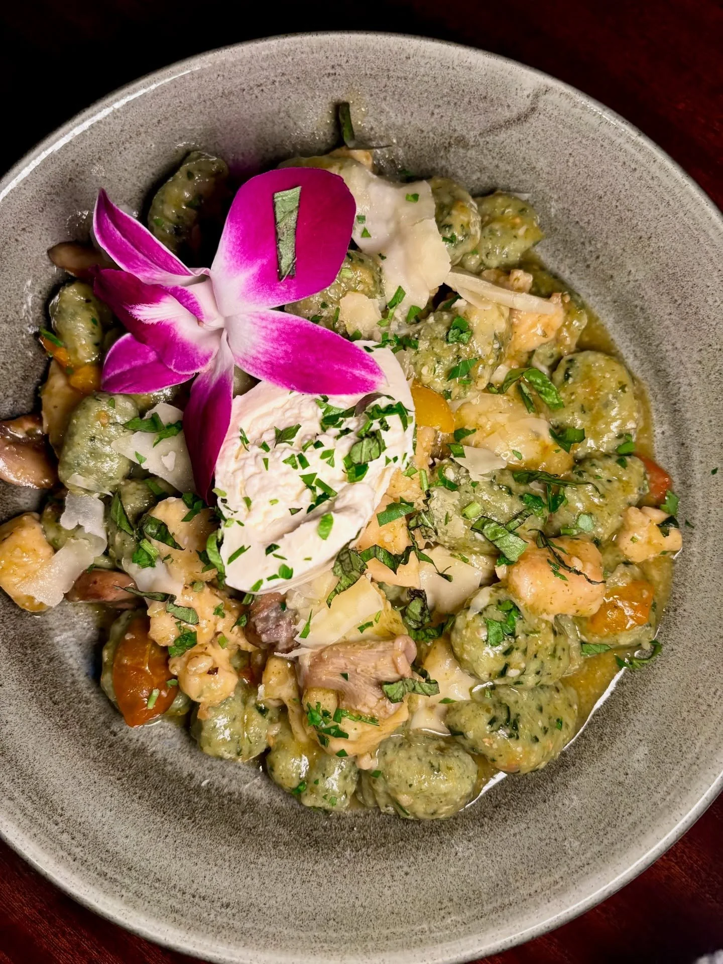 Featured special tonight: spinach gnocchi with saut&eacute;ed chicken and mushrooms, folded into a basil cheese sauce and topped with burrata 

Kitchen open until 10 pm on weekend nights!