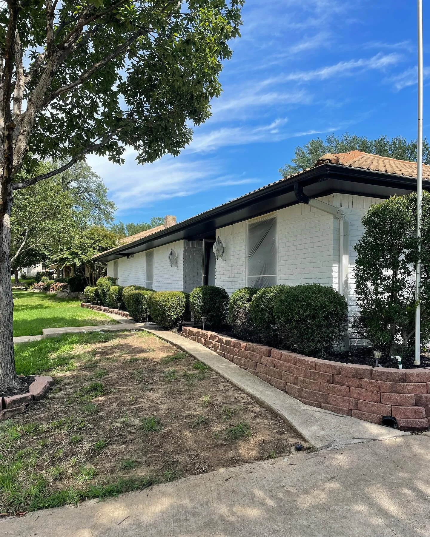 Transforming houses and turning dreams into reality &ndash; a splash of paint can make all the difference. 🏡✨ #BeforeAndAfter #homemakeover 
Rosales Dry-Wall Construction
Contact us for a FREE estimate! #rosalesdrywall #TEXAS #dallas #dfw #sherwinwi