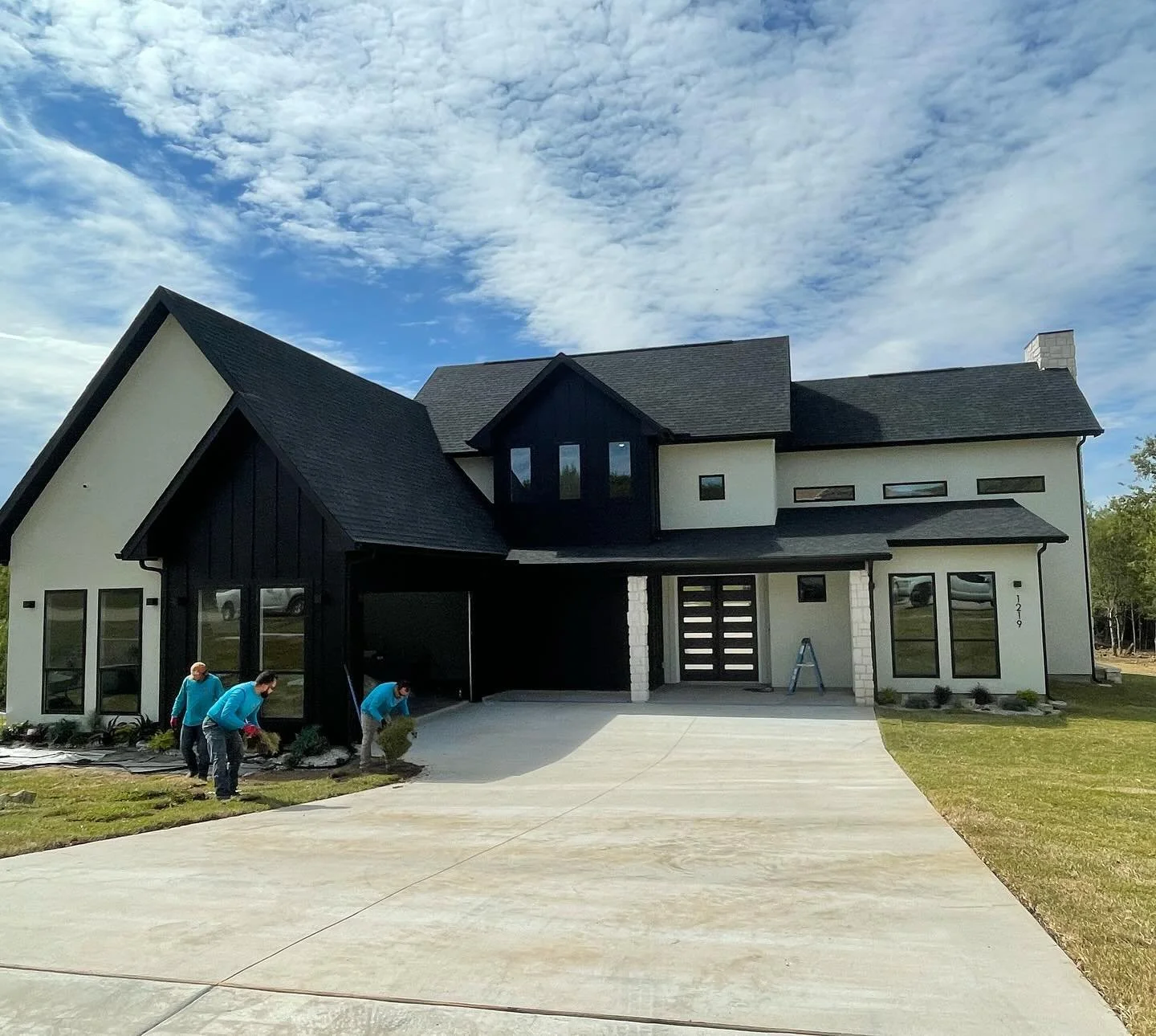 Beautiful exterior painting ! 
Rosales Dry-Wall Construction
Contact us for a FREE estimate! #rosalesdrywall #TEXAS #dallas #dfw #sherwinwilliams #housepainters #residentialpainters #paintlife #paintingcontractor #professionalpainter #exteriorpainter