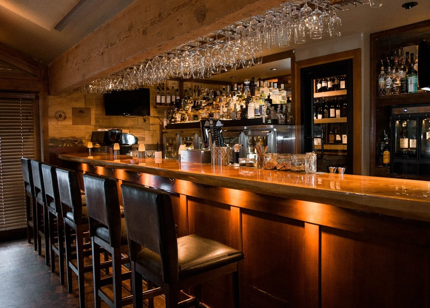 🍷 Pull up a seat at the Rimrock bar &mdash; where the atmosphere is warm, the service is friendly, and the drinks are always thoughtfully poured.
Whether you&rsquo;re sipping a handcrafted cocktail, enjoying a local draft beer, or exploring our cura
