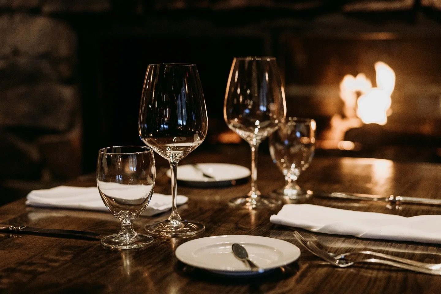 The leaves are turning, the air is crisp&hellip; 🍂 Fall is on its way in Whistler, and there&rsquo;s no better place to settle in than Rimrock Caf&eacute;.
Get cozy by the fire with a glass of your favourite wine and indulge in the ultimate comfort 