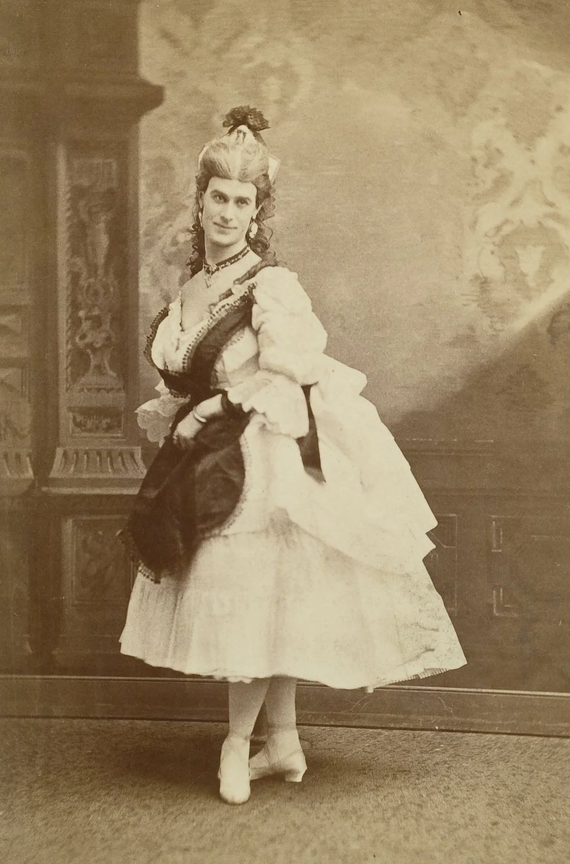Francis Leon as prima donna. Harvard Theatre Collection-Francis_Leon_TCS_1.640_-_cropped. Public domain.