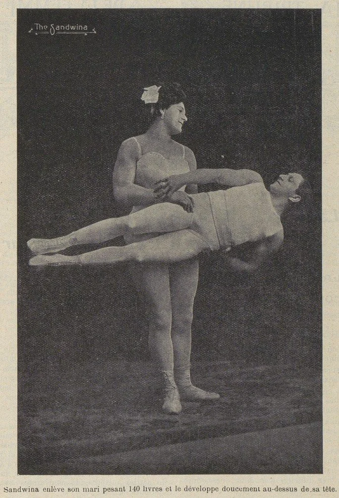 Sandwina enlève son mari pesant 140 livres.  La Santé par les Sports, 15 July 1911. Image created by the Bibliothèque nationale de France, accessed via Gallica. Public domain.