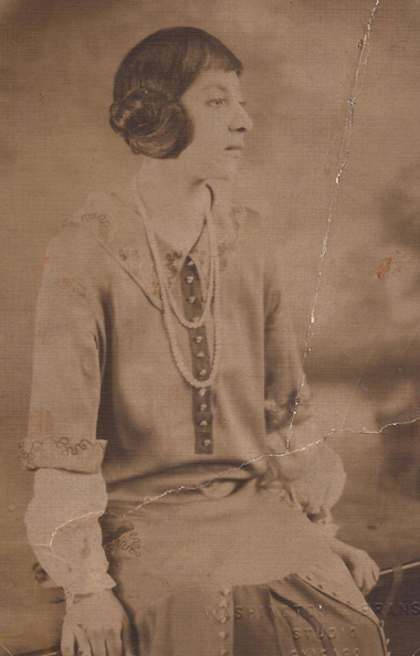 Nellie Etura Calloway. Image uploaded to Ancestry.com. Copyright undetermined.