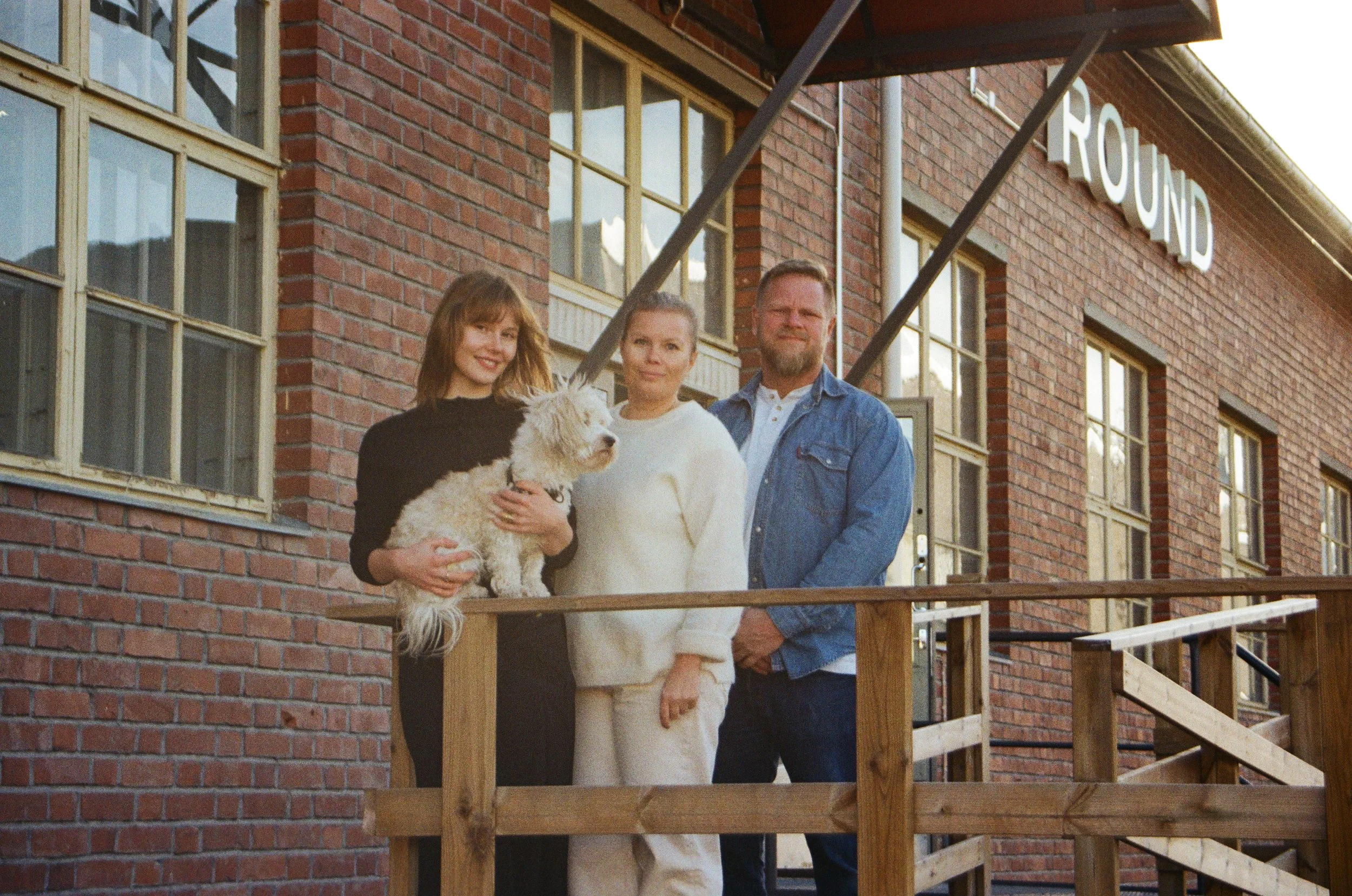 Kuvassa Round2-kirpputorin yrittäjäperhe Jyväskylästä. Paikallinen ja vastuullinen kirpputori.