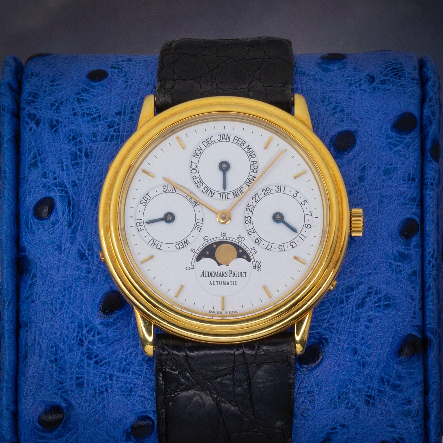 ✨ Timeless Grandeur ✨
The Audemars Piguet Ref. 5548BA isn’t just a perpetual calendar — it’s one of the first ultra-thin automatic perpetual calendars ever made, launched in 1978 during the height of the quartz crisis. A bold decla