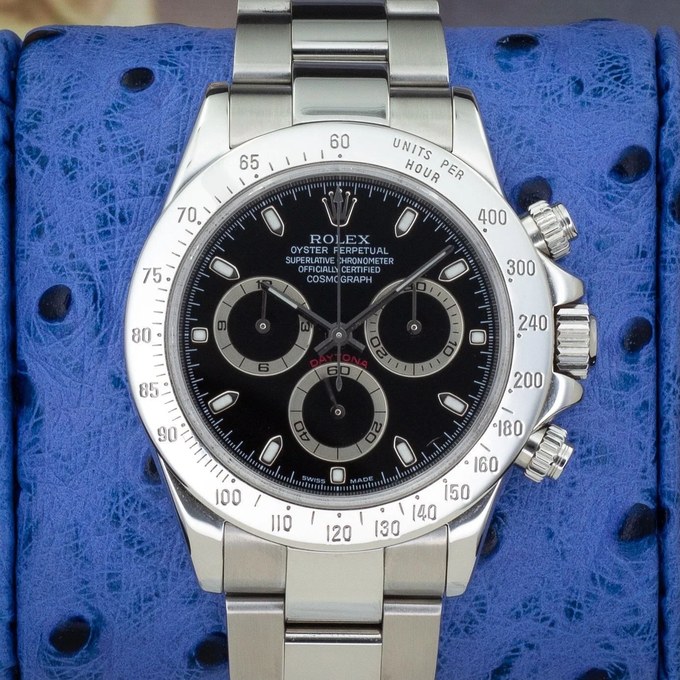 The Collector’s Choice: Rolex Daytona 116520 🏁
A modern legend in stainless steel, the Daytona 116520 with black dial embodies precision, prestige, and motorsport heritage. Powered by Rolex’s in-house caliber 4130, it’s one of the