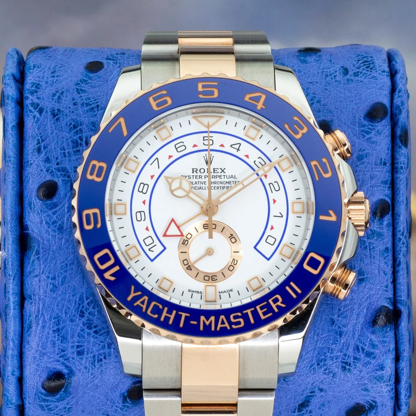 ⚓ Rolex Yacht-Master II Ref. 116681 — where precision meets prestige.
Crafted in a luxurious blend of Oystersteel and Everose gold, this 44mm regatta chronograph commands attention with its white dial, blue Cerachrom bezel, and the sought-afte