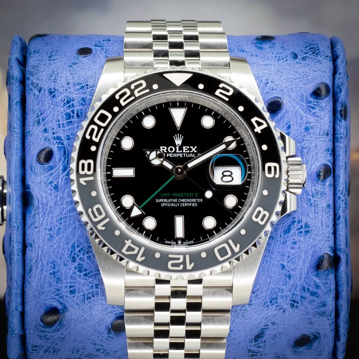 ☑️ ♠️ The “Bruce Wayne” GMT-Master II — sleek, powerful, and unapologetically modern.
Reference 126710GRNR pairs a stealth black-and-grey Cerachrom bezel with the elegant Jubilee bracelet — understated yet unmistakable