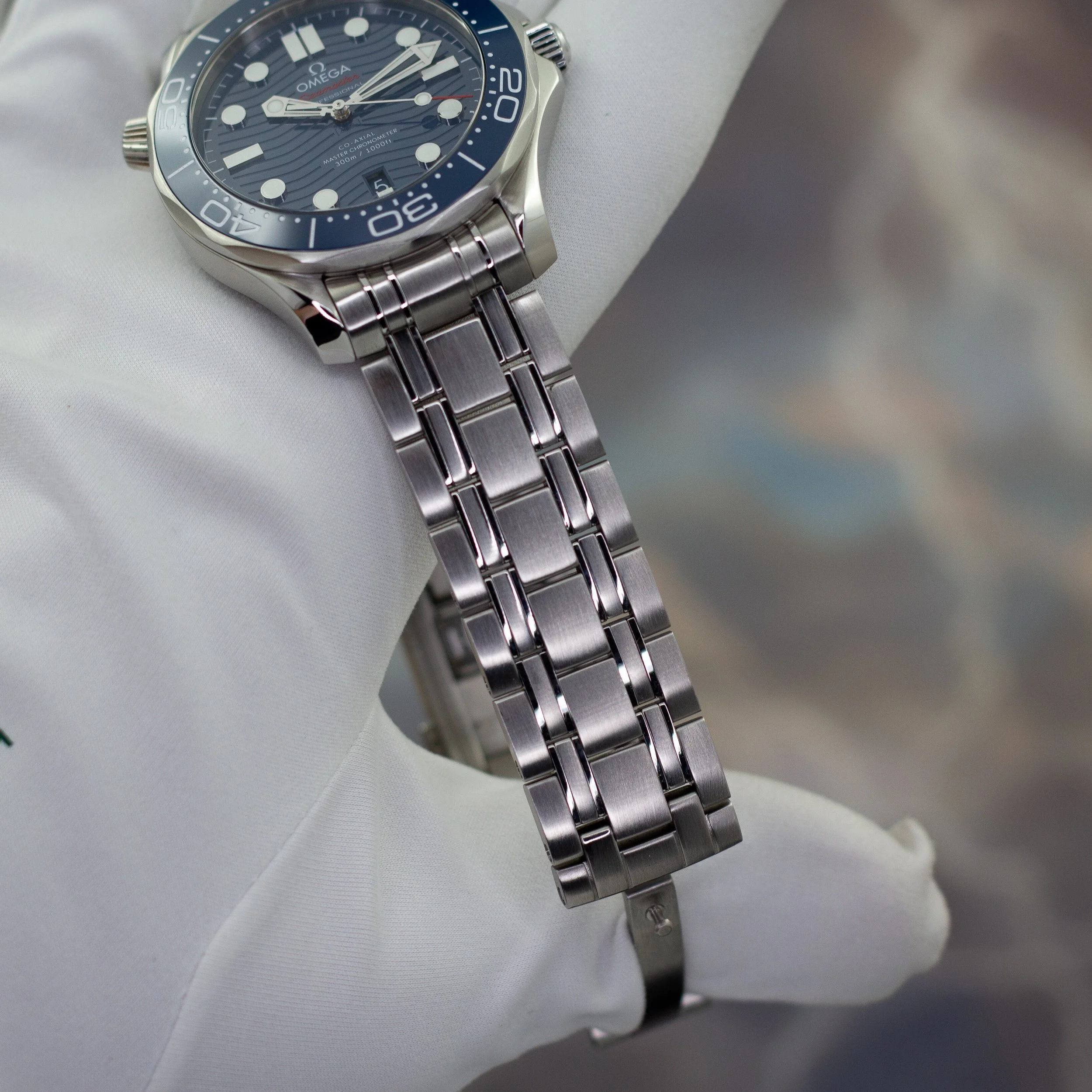 omega-seamaster-diver-300mm-blue-dial-12-cc623826b8bfdeda8a00929e41a38769.jpg