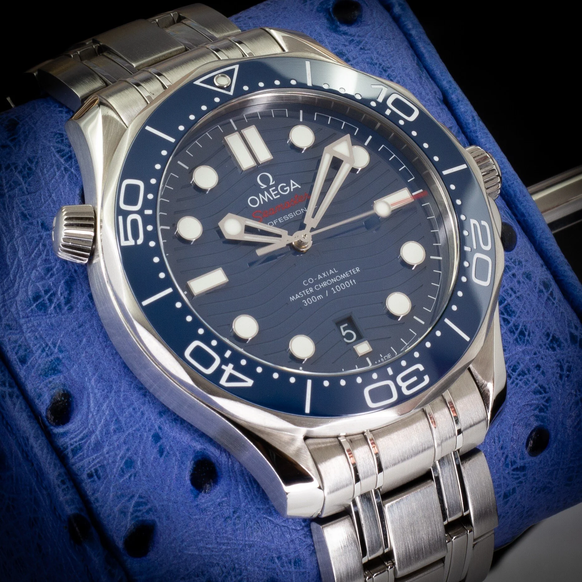 omega-seamaster-diver-300mm-blue-dial-02-e3e64a2a2e5eaa65d108d2011661d37e.jpg
