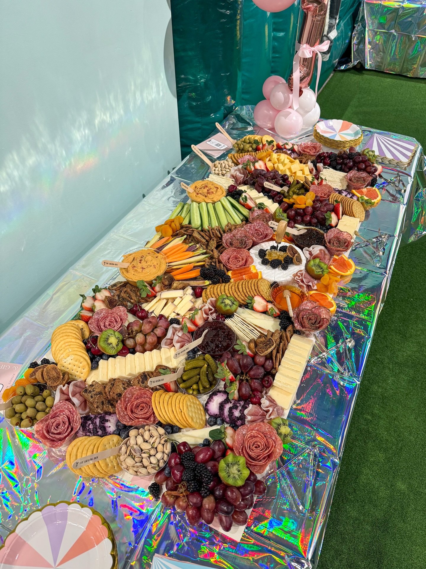 The cutest 1st Birthday party but make it yummy for the parents! 🎀🧀🎂 Probably the kids too! 😉

#grazingtables #birthdayparty #nychosting #catering #charcuterie