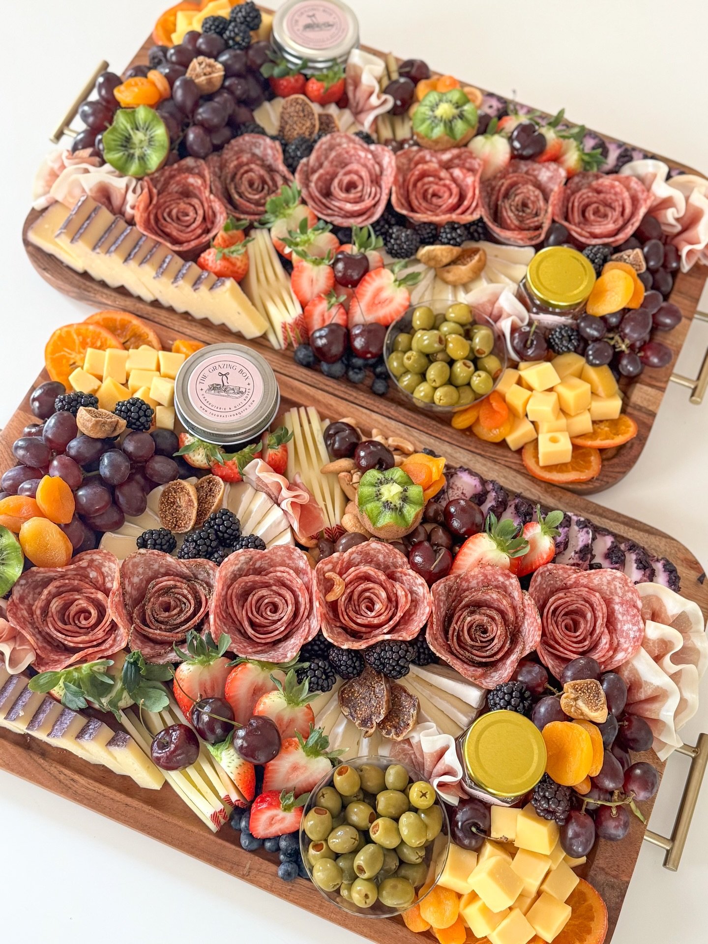 Last week vs this week! Same corporate client, same order. We love our customers! 🎀🧀

#charcuterie #nyc #corporateevent #queensny #charcuterieboard