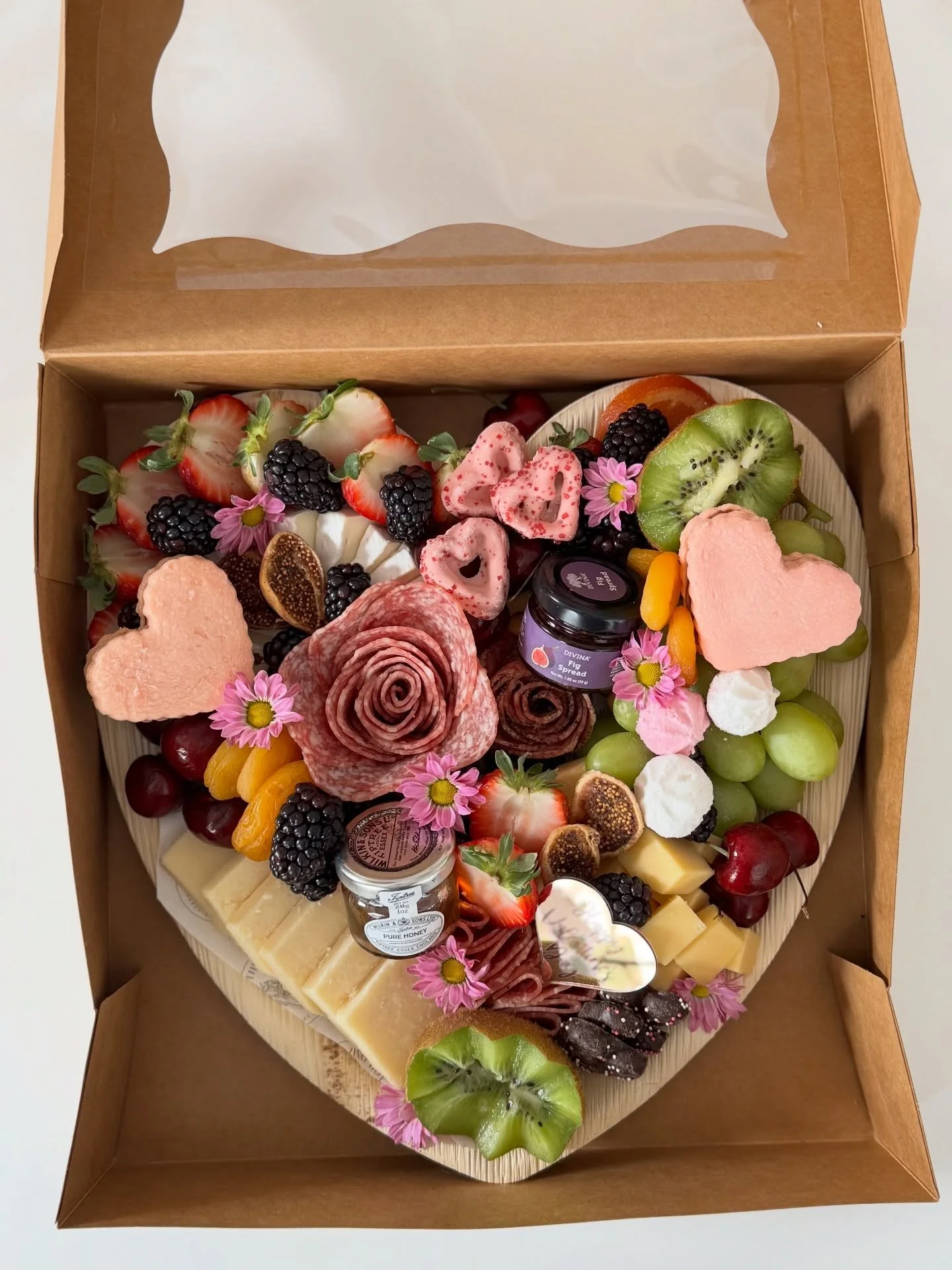 A Galentine&rsquo;s Day celebration with the perfect combo! A Heart Board and a Lover&rsquo;s dessert box! 🎀💌🧀

#charcuterie #nyc #galentinesday #heartboard #queensny