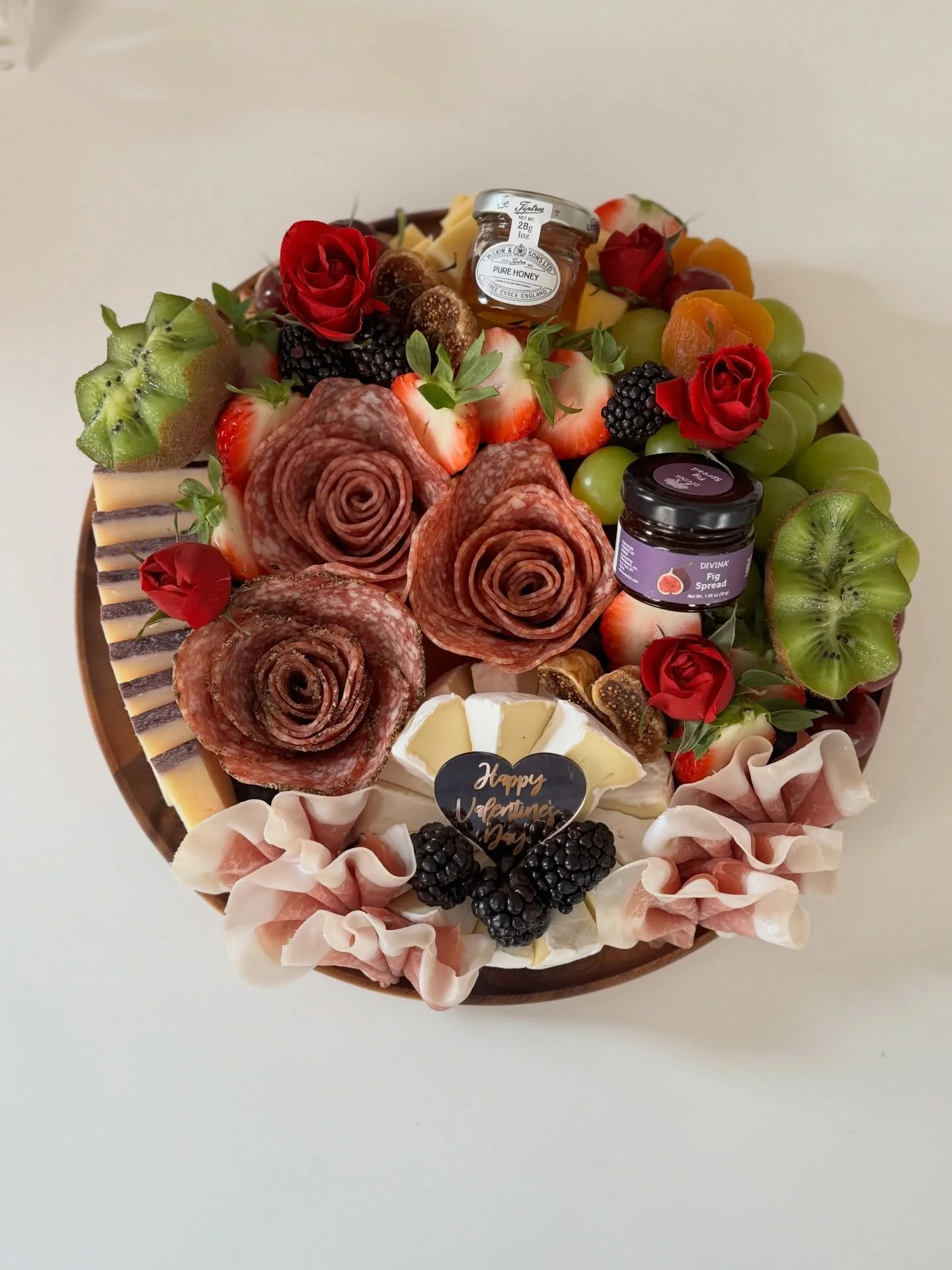 So cute! Valentine&rsquo;s Day Edition! 🧀🎀💝

#charcuterie #nyc #valentinesdayboards #queensny #grazingbox