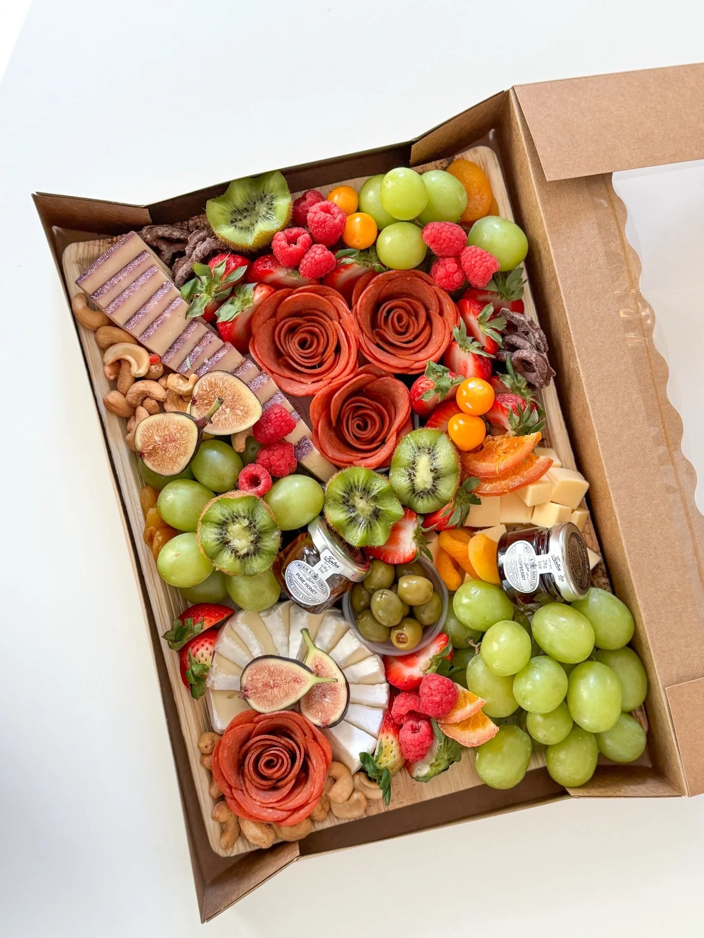 A large Grazing Box ☑️ ask and you shall recieve! 🎀🧀 

#charcuterie #nyccatering #grazingbox #queensnyevents