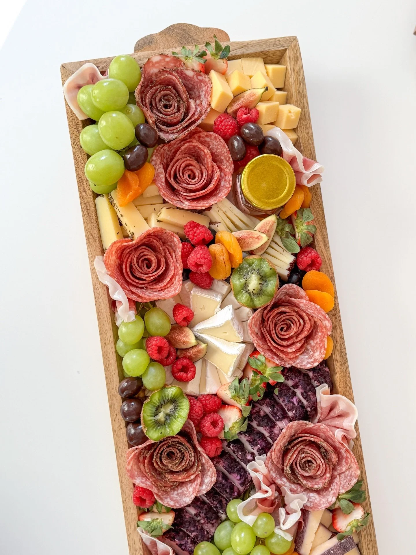 Our 32 inch Centerpiece board and a small cracker box for a corporate afternoon event. Who doesn&rsquo;t love cheese while they work? 

#charcuterie #charcuterieboard #nyccatering #nyccharcuterie #corporatecateringnyc
