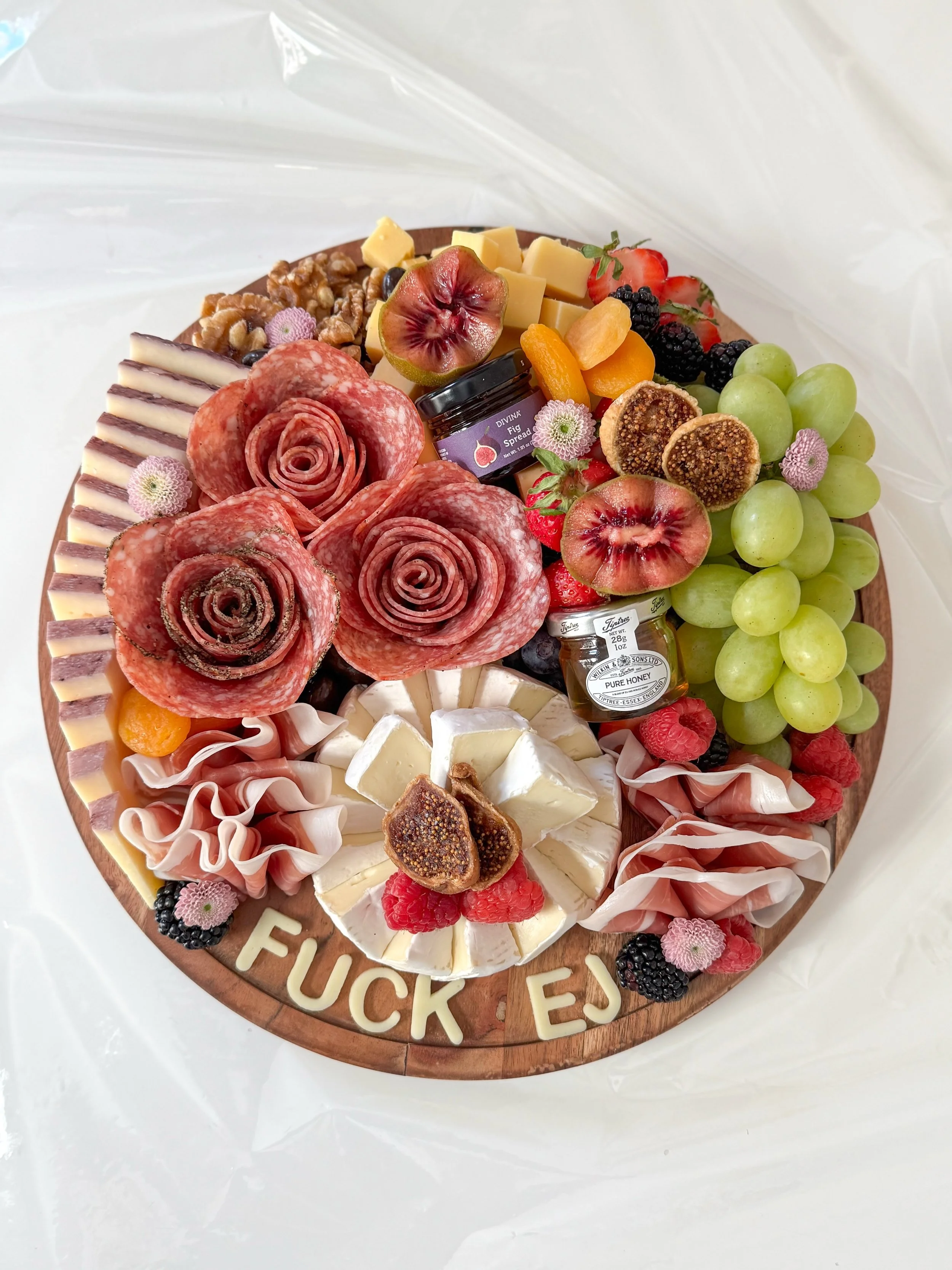 Oh yes we did! The perfect gift! Friendship goals! 🎀🧀 

#charcuterieboard #charcuterie #gift #nyc 🤬