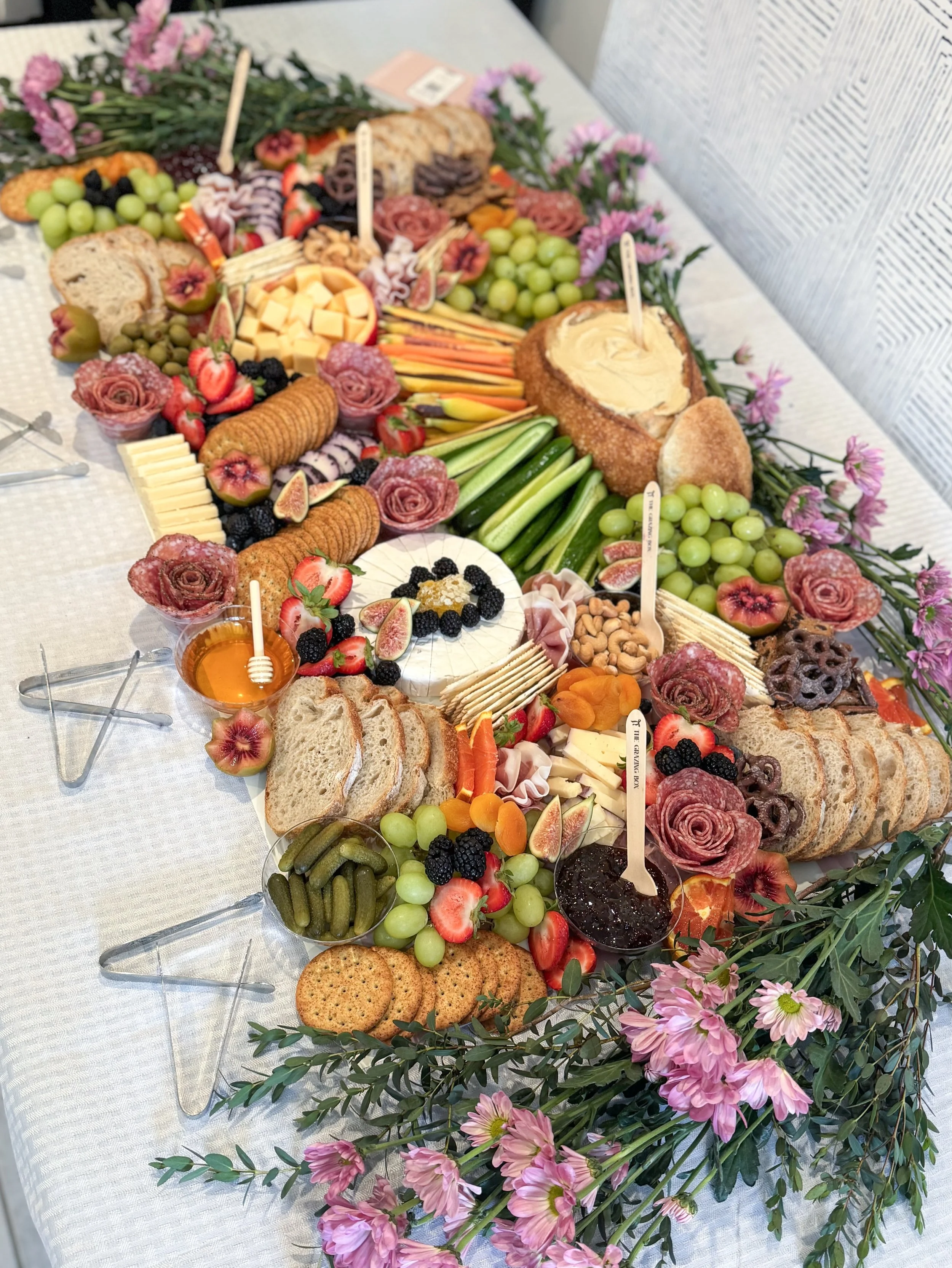 A First Communion appetizer spread! 🎀🧀

#charcuterie #grazingtable #catering #nyc #queensny