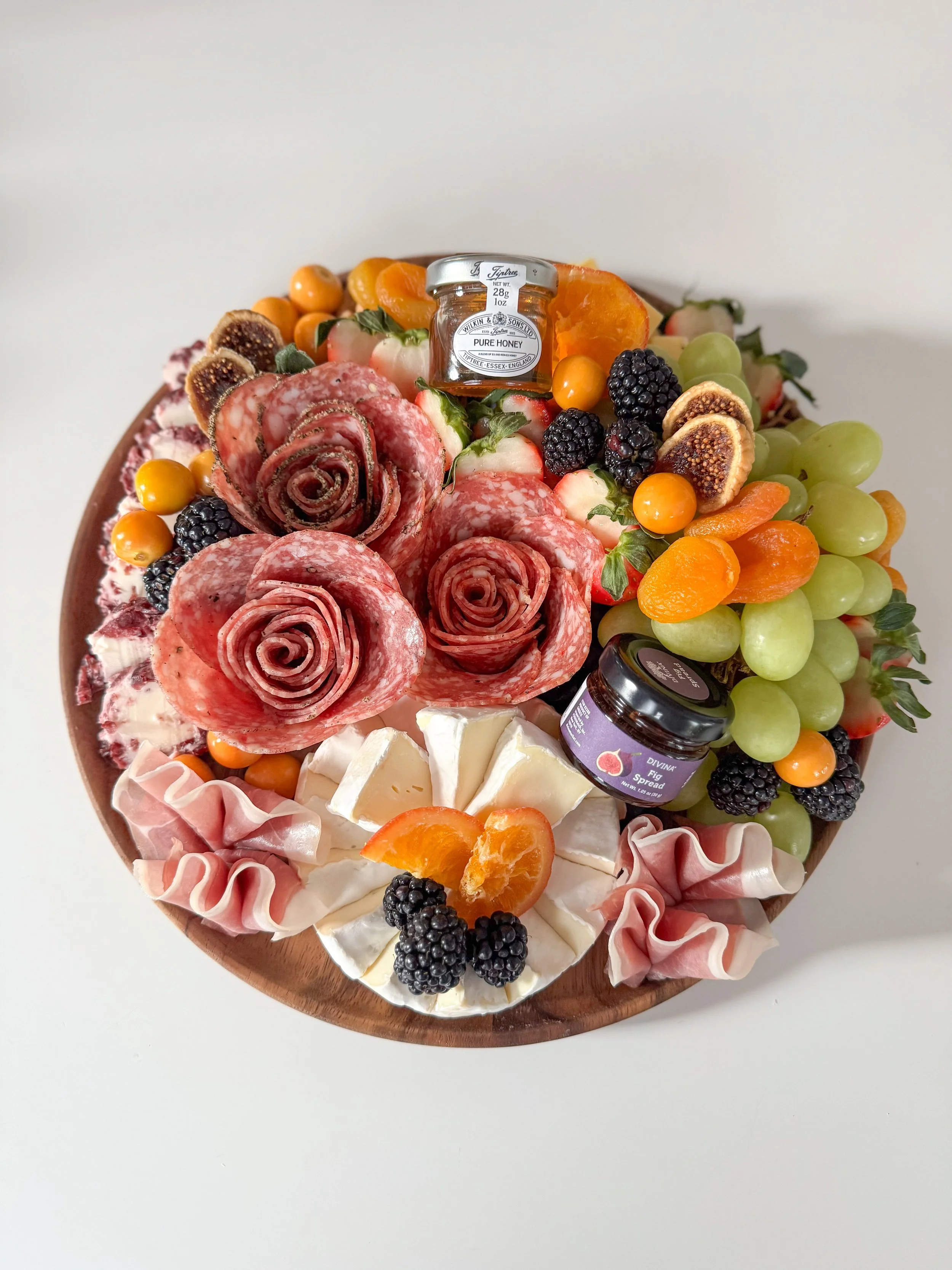 A charcuterie board for Hosting, special events for Deliver in NY, NYC, Queens, NY, Brooklyn, NY and Long Island, NY. Charcuterie tray. Grazing Table. Charcuterie Classes, Charcuterie Workshops NYC