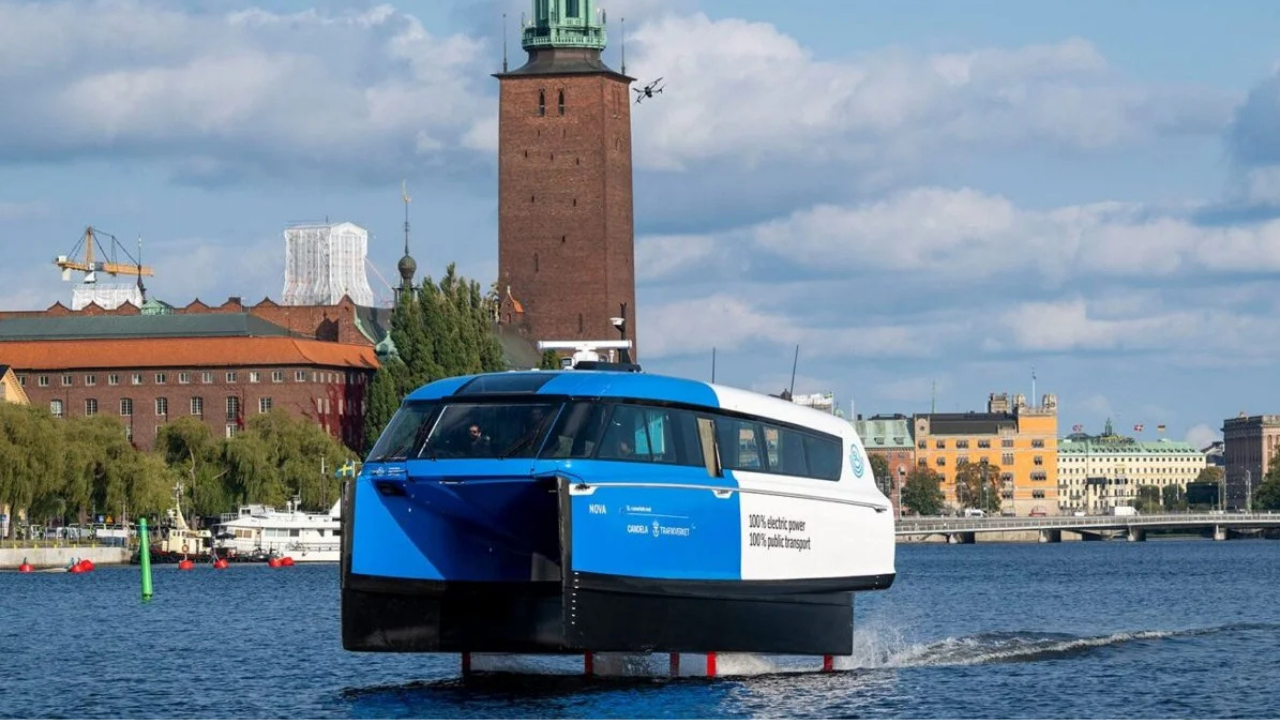 Hidroala Candela P-12 Nova azul y blanco frente al Ayuntamiento de Estocolmo. El Candela P-12 Stockholm pilot program.