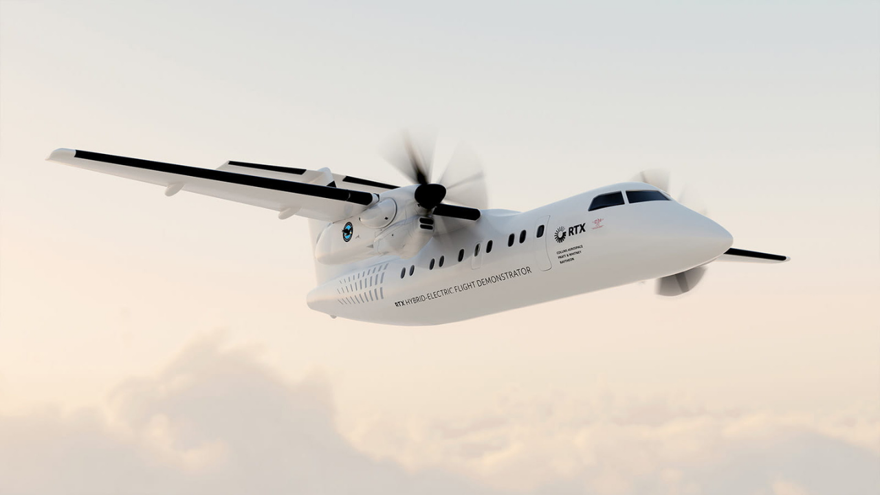 Render de un avión demostrador híbrido-eléctrico RTX blanco volando sobre nubes en un cielo brumoso.