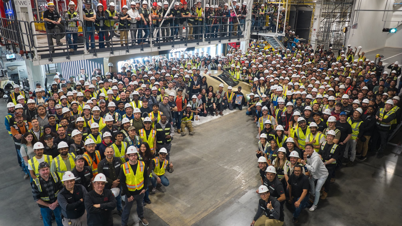 capitanelectro.com | Inicia la producción del Tesla Cybercab: Musk confirma precio de $30,000.