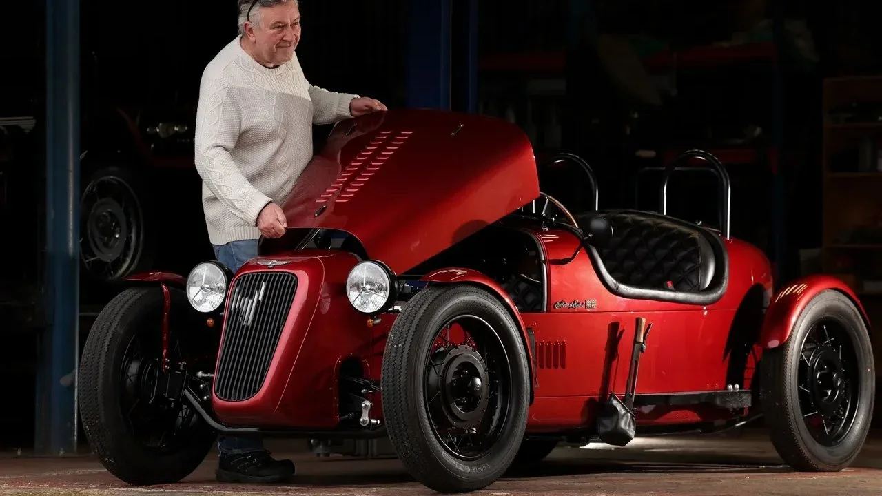 ¿Un auto eléctrico para el Sr. Sapo? Austin está de vuelta, y es gloriosamente absurdo