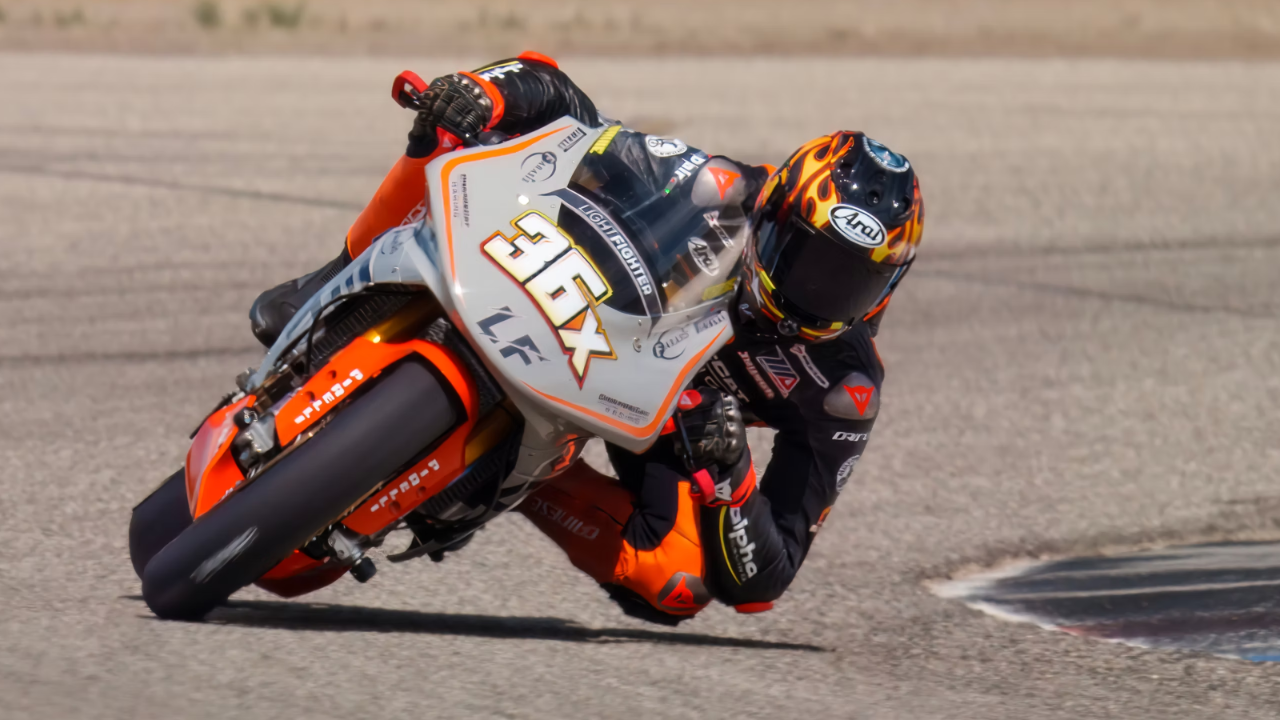 Las motocicletas eléctricas por fin consiguen sus chaquetas de cuero y una mala actitud