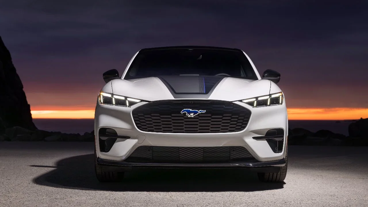 El "pony" eléctrico de Ford recibe un cuestionable cambio de imagen sesentero