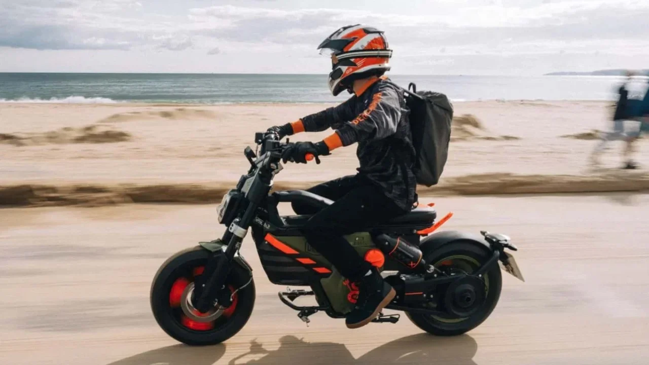 ¡Hay olas! La BMW CE 02 de Deus es el accesorio de playa definitivo