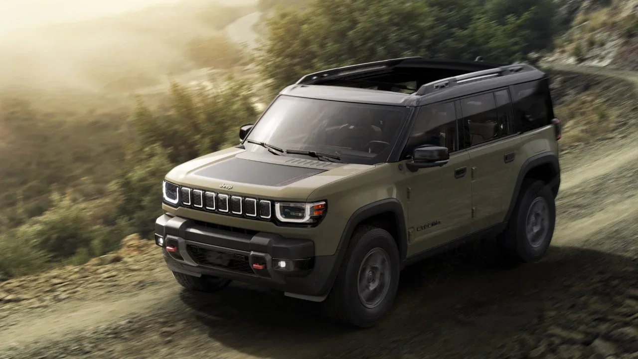 Wrangler Eléctrico? La Más Reciente Bujía de Jeep es una Maravilla Lodosa