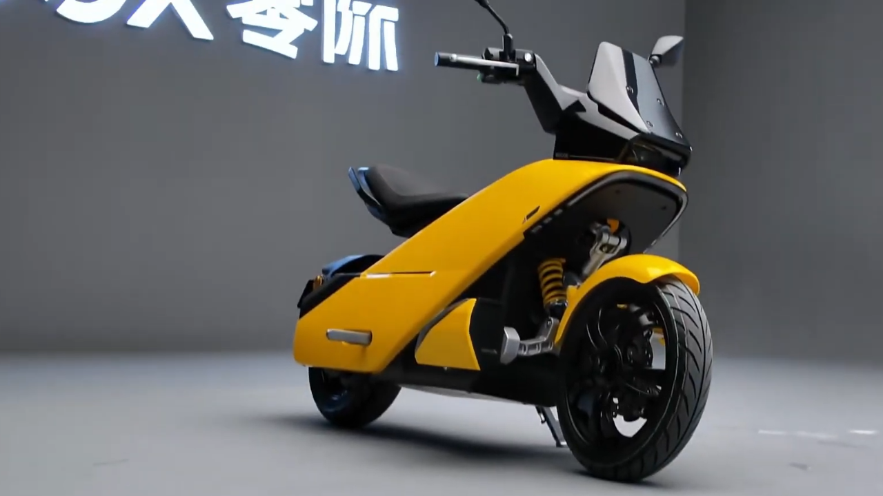 El Scooter Eléctrico Que Se Comió Una Mini-Moto Y Luego Cenó Un Poco De Arte Abstracto