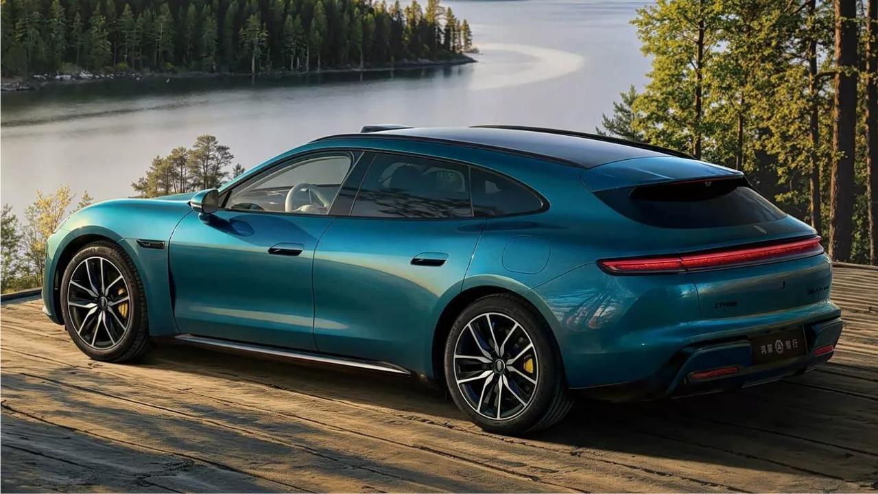 Render de un Shangjie Z7 shooting brake eléctrico verde azulado junto a un lago para estilo de vida EV de lujo.