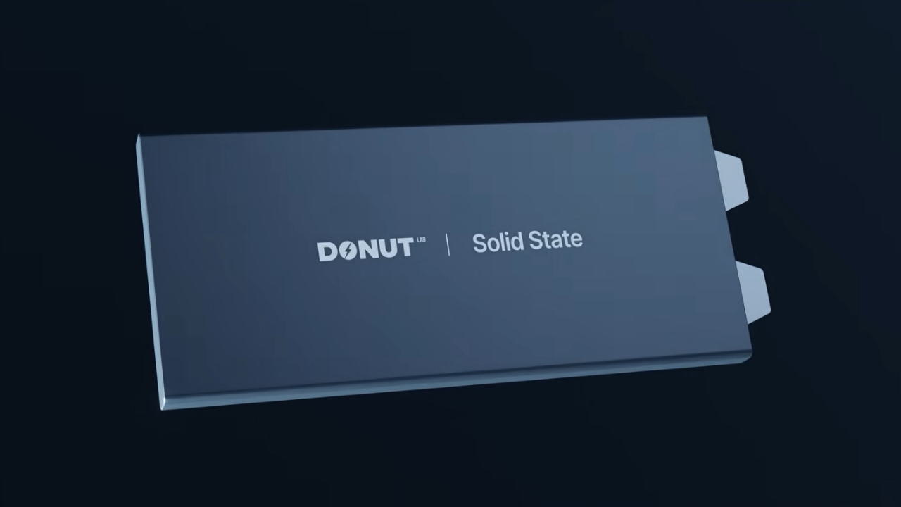 Representación de una celda de batería de estado sólido Donut Lab para el rendimiento de baterías de VE.