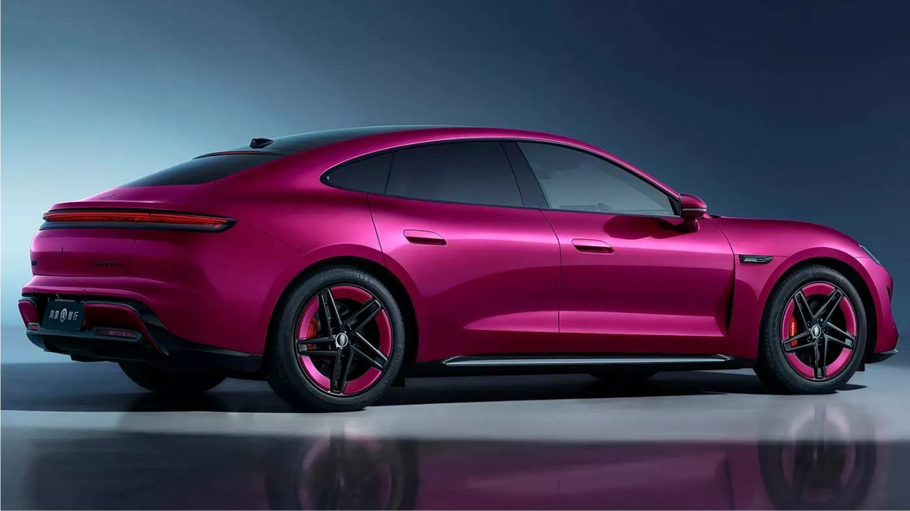 Render de la parte trasera de un Shangjie Z7 magenta con rines decorados para noticias de tecnología EV.